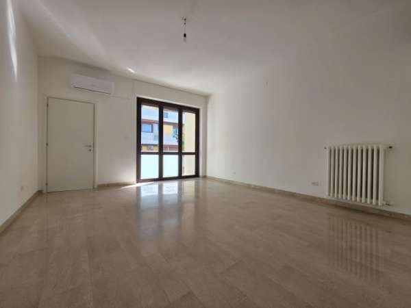 Foto Pescara centralissimo luminoso appartamento 4 piano 100mq