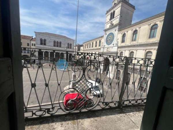 Foto PIAZZA DEI SIGNORI: trilocale arredato