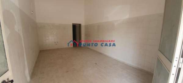 Foto PIAZZA VITTORIO � Locale commerciale di 40mq ca. � 2 vani + acc. Ottima posizione. Euro 600 CL G
