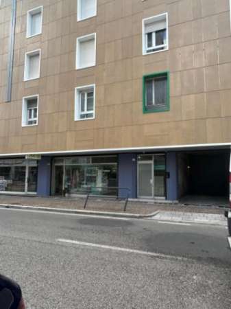 Foto Piazzale Osoppo negozio con una vetrina