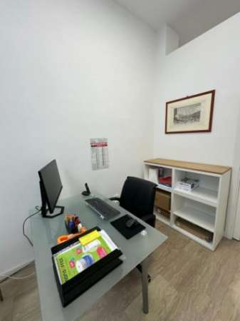 Foto Piazzale Osoppo ufficio con una vetrina