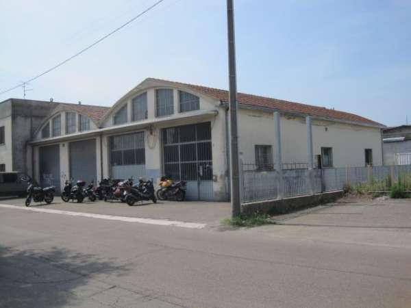 Foto piazzola deposito scoperto parcheggio commerciale recinto imola bologna