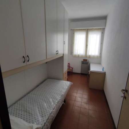 Foto Piccola cameretta per giovane lavoratore