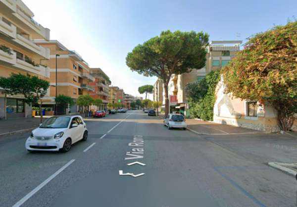 Foto POMEZIA QUADRILOCALE CON DOPPI SERVIZI E BALCONE