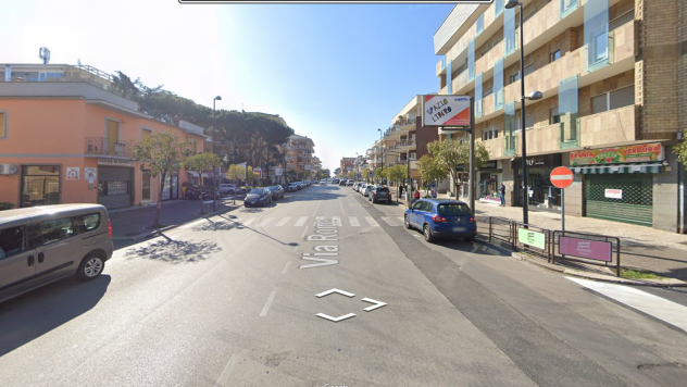 Foto POMEZIA TRILOCALE CON BALCONE E POSTO AUTO