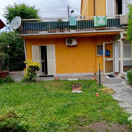 Foto Porzione di casa in affitto a Ameglia