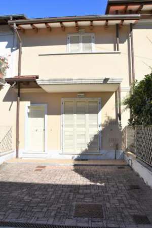 Foto Porzione di casa in affitto a Marina di Massa - Massa 80 mq  Rif: 1028500