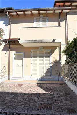 Foto Porzione di casa in buono stato di 80 mq. a Marina Di Massa