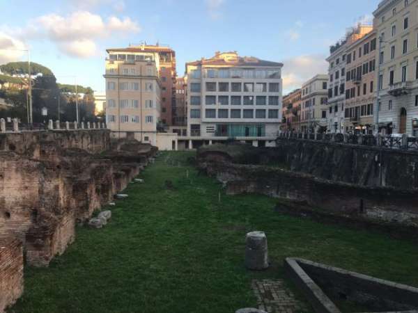 Foto Posto auto coperto in locazione, Colosseo, Roma
