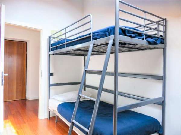 Foto Posto letto con ragazzo in centro [TN_LCD21-A_D2]