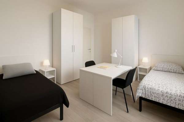 Foto Posto letto in ampia stanza doppia Moderna e luminosa, perfetta per studenti
