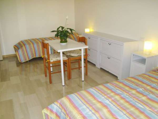 Foto Posto letto in camera a due letti a Vimercate