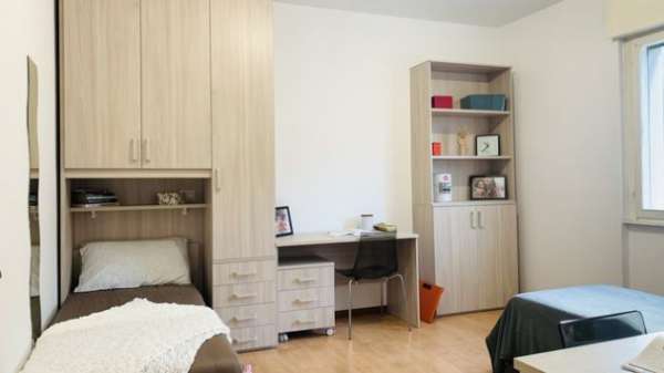 Foto Posto letto in camera doppia ideale per studentesse universitarie!
