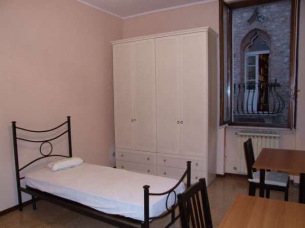 Foto Posto letto in stanza doppia a STUDENTESSA in centro storico