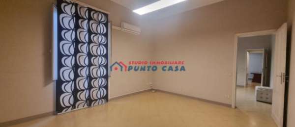 Foto Pressi Via XXX Gennaio  Ufficio al 1p. s/a di 90mq ca.  4 vani+acc. in contesto esclusivo e padronale. Buone condizioni. Euro 500 CL G