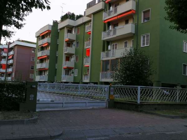 Foto Privato Garage � Box deposito via Carlo Pisacane 2, Rozzano