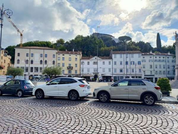 Foto Privato in affitto box CENTRO STORICO mq18