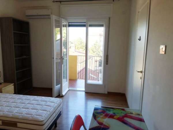 Foto Privato offre appartamento a due studentesse zona Universita'  piazzale Europa