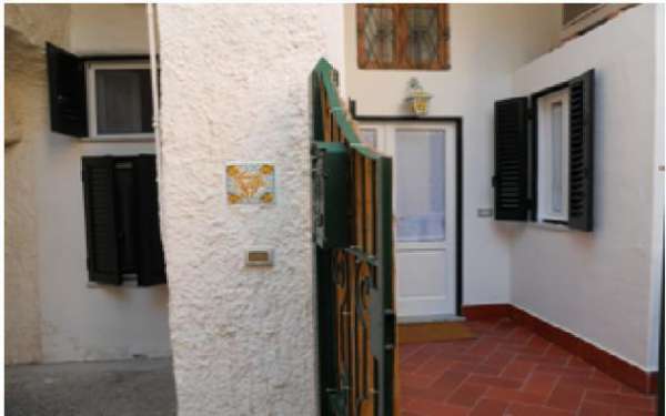 Foto PROCIDA CENTRO STORICO (Piazza dei Martiri) periodo ESTIVO