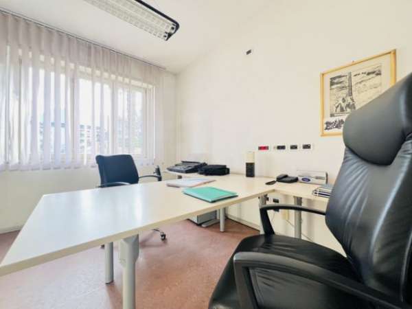 Foto Proponiamo in locazione ampio ufficio