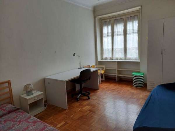 Foto QUADRILOCALE con 3 camere singole, Metro' sotto casa
