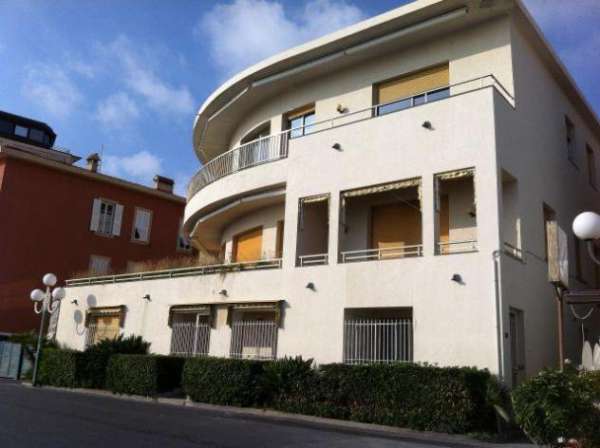 Foto Quadrilocale in affitto a Bordighera