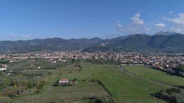 Foto Quadrilocale in affitto a Luni