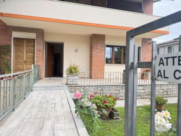 Foto Quadrilocale in affitto a Pietrasanta