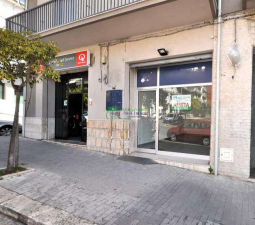 Foto Rif. 9727 - Locale comm.le in via Archimede