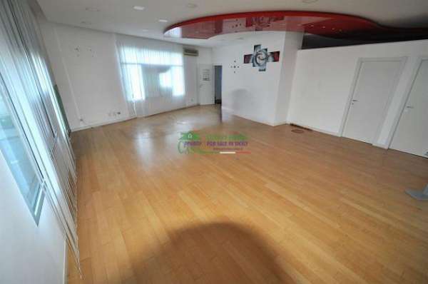 Foto Rif. 9785 - Locale Commerciale Tripla esposizione