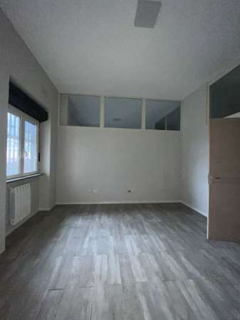 Foto rif 484 locale commerciale studio ufficio castel volturno