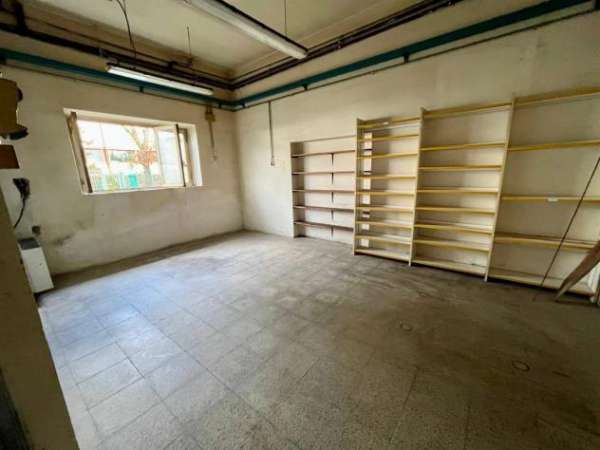 Foto Rigutino � Locale artigianale 113 mq con resede privato - Rif. T105