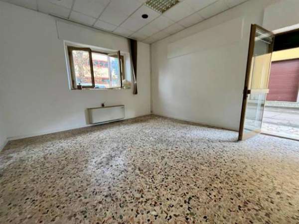 Foto Rigutino � Locale artigianale 170 mq con resede privato - Rif. T106