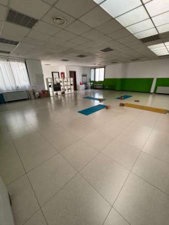 Foto Sala attrezzata di 100mq con Parcheggio Privato
