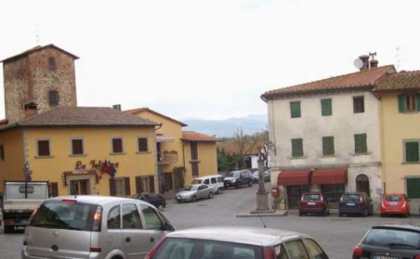 Foto San Piero a Sieve (Via Provinciale) - Negozio con terrazzo