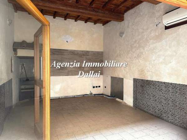 Foto Scarperia - Fondo con servizio e corte