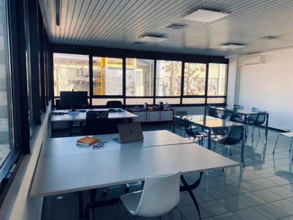 Foto Scrivania in spazio coworking