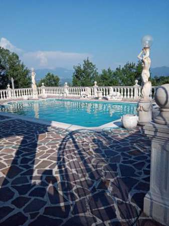 Foto Si affitta camera con piscina