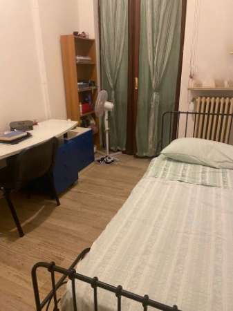 Foto Si affitta una stanza singola in centro a Pavia