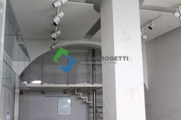 Foto Siena centro citt  affittasi negozio con vetrine di mq 145   5.000 mensili