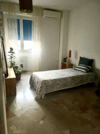 Foto singola per ragazza lavoratrice