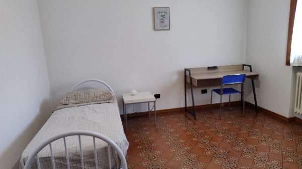 Foto Solo a studentesse universitarie camera arredata in affitto