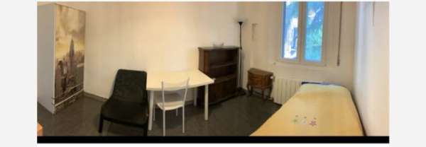 Foto Solo studenti universitari no studentesse stanza arredata