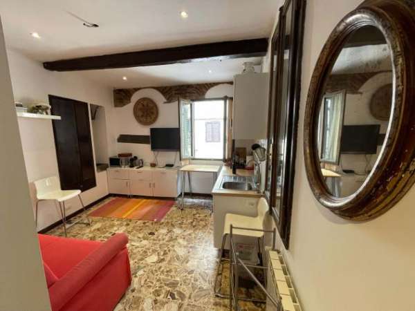 Foto Spacious studio apartment at the Uffizi Gallery / Monolocale - Firenze Centro