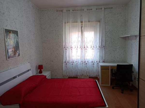 Foto Spaziosa camera arredata
