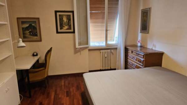 Foto Spaziosa camera con aria condizionata a CAREGGI