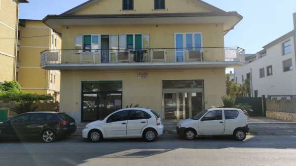 Foto SPAZIOSO LOCALE COMMERCIALE