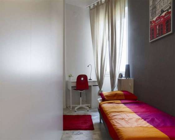 Foto Special Offer: Stanza in Via Salvatore Barzilai