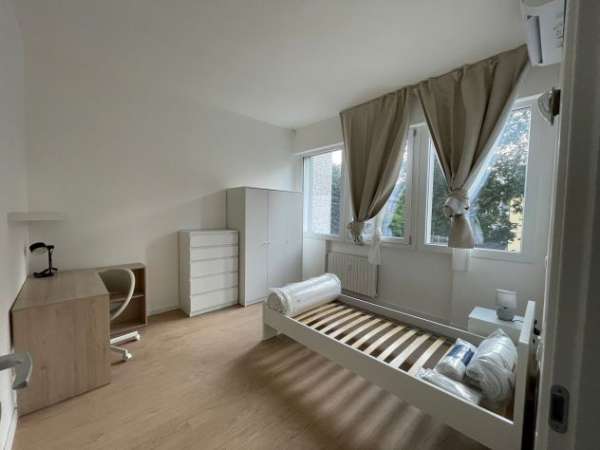 Foto Stanza ampia e luminosa  Tutto incluso  Viale Timavo 14 (650m da Universit )