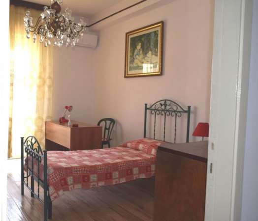 Foto STANZA CON BALCONE PER STUDENTESSA/ LAVORATRICE